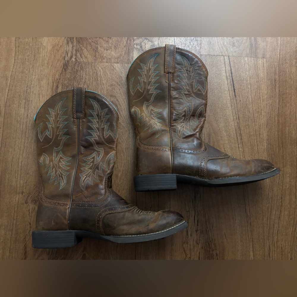 Ariat Round Toe Boots - Picture 4 of 6